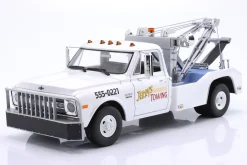 Chevrolet C-30 Abschleppwagen Jerry's Automotive Towing 1969 weiß 1:18 Greenlight