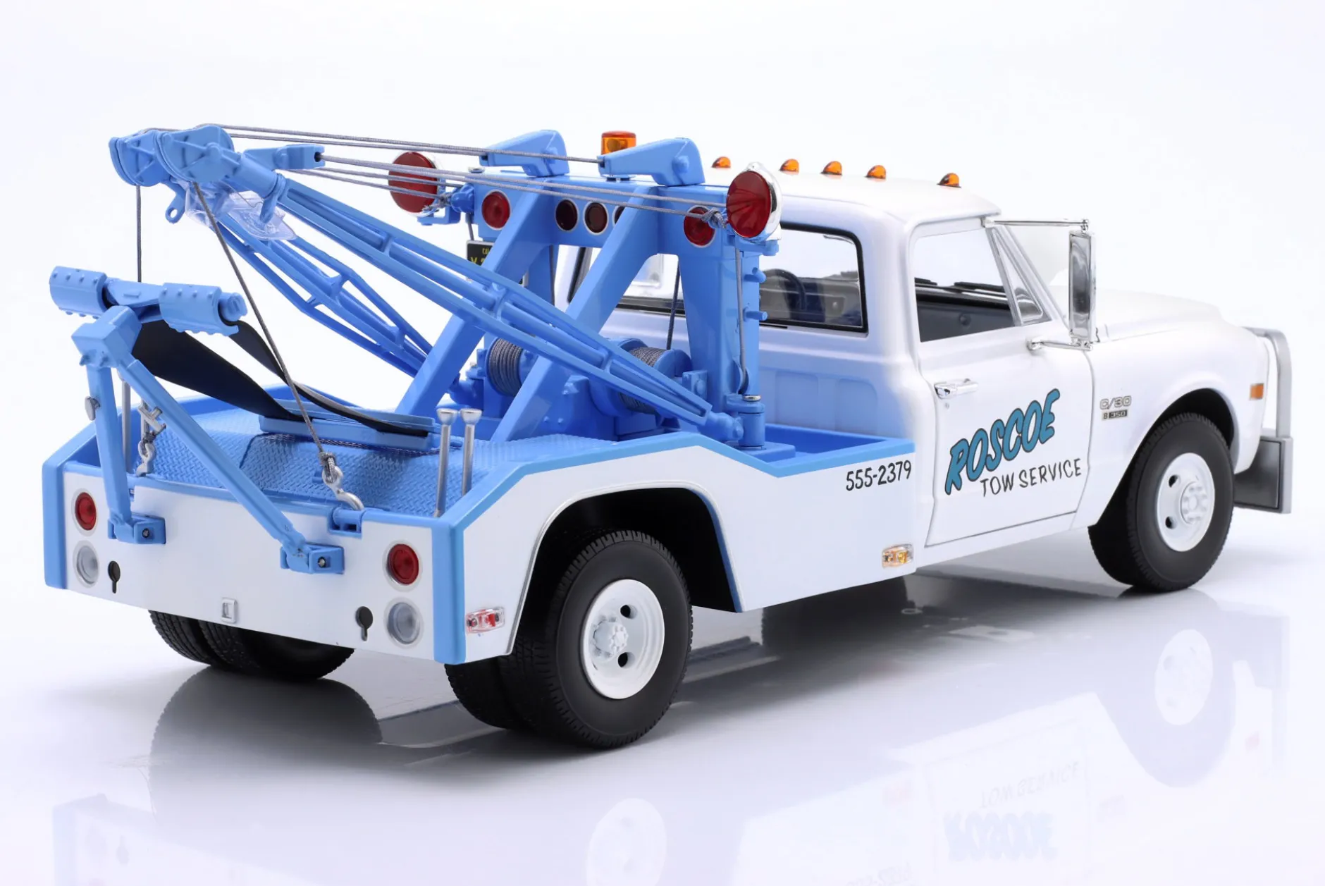 Chevrolet C-30 Abschleppwagen Roscoe Tow Service 1969 weiß / blau 1:18 Greenlight