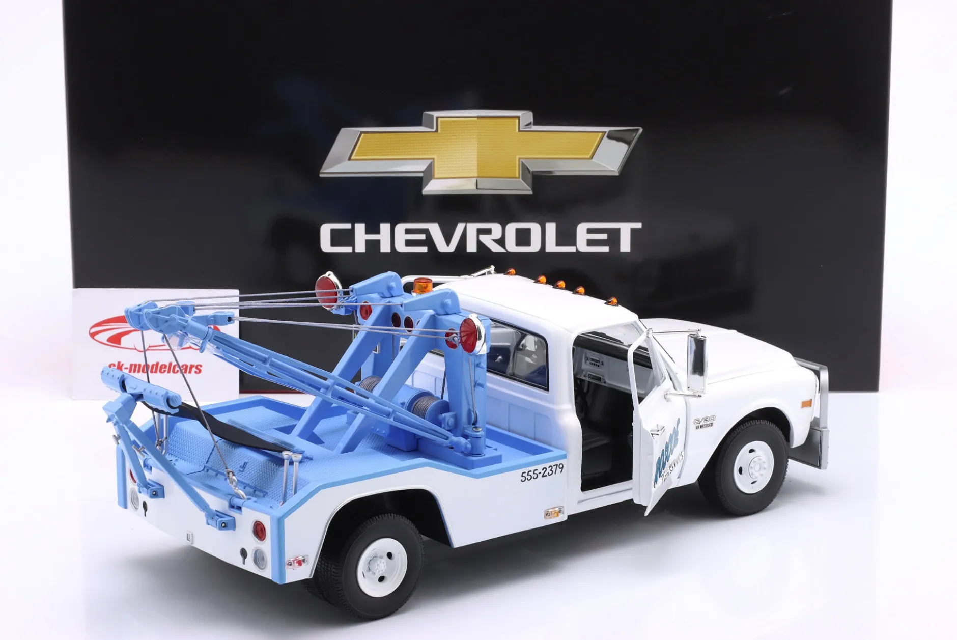 Chevrolet C-30 Abschleppwagen Roscoe Tow Service 1969 weiß / blau 1:18 Greenlight