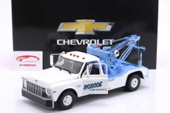 Chevrolet C-30 Abschleppwagen Roscoe Tow Service 1969 weiß / blau 1:18 Greenlight