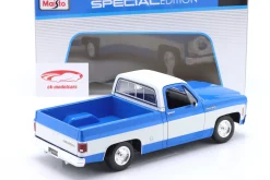 Chevrolet C10 Cheyenne Super Pick-Up Baujahr 1974 blau / weiß 1:18 Maisto
