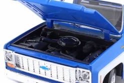 Chevrolet C10 Cheyenne Super Pick-Up Baujahr 1974 blau / weiß 1:18 Maisto