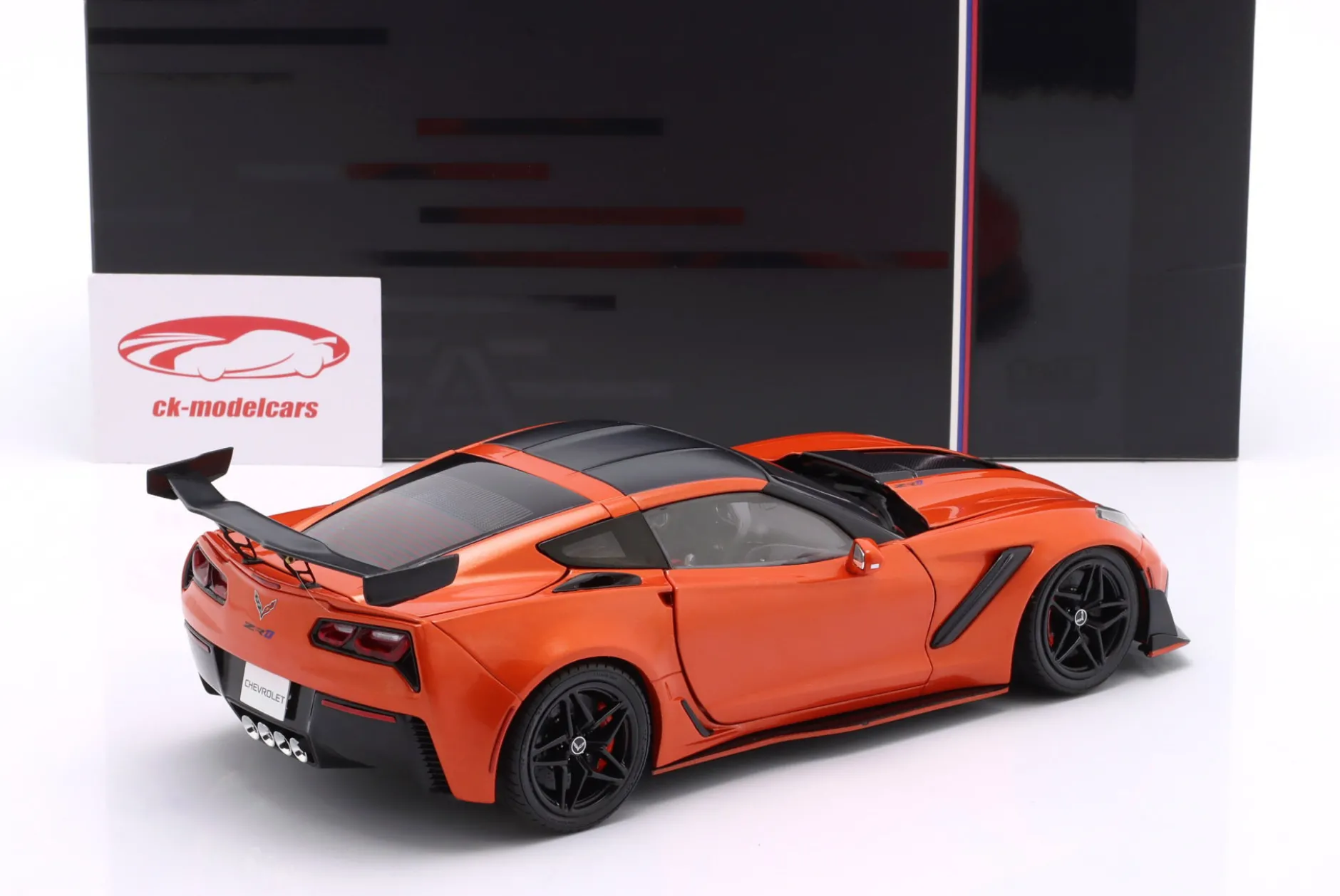 Chevrolet Corvette C7 ZR1 Baujahr 2019 orange metallic / schwarz 1:18 Ixo