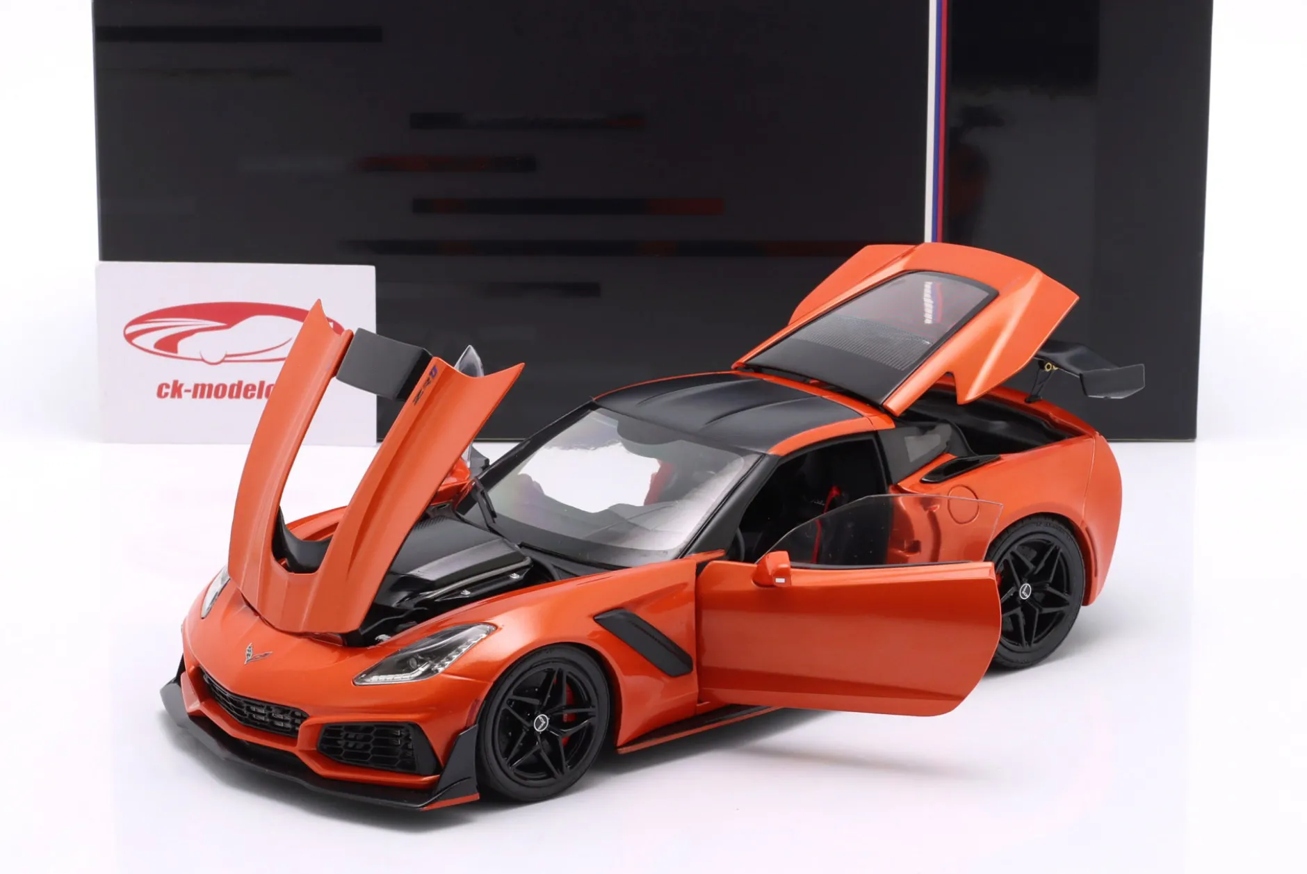 Chevrolet Corvette C7 ZR1 Baujahr 2019 orange metallic / schwarz 1:18 Ixo