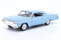 Chevrolet Impala SS Baujahr 1964 hellblau 1:24 Maisto