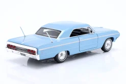 Chevrolet Impala SS Baujahr 1964 hellblau 1:24 Maisto