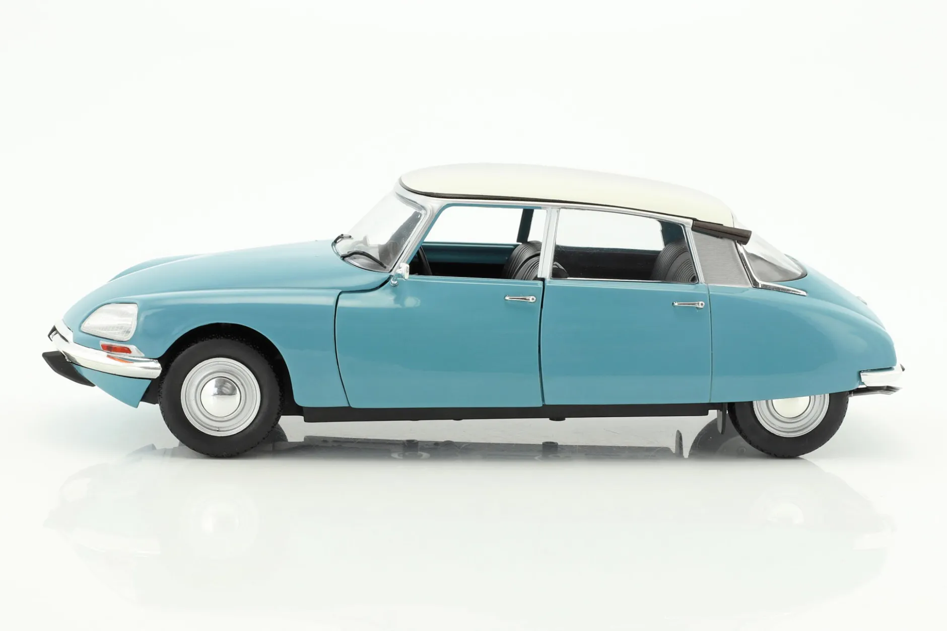 Citroen DS Special Baujahr 1972 hellblau / weiß 1:18 Solido