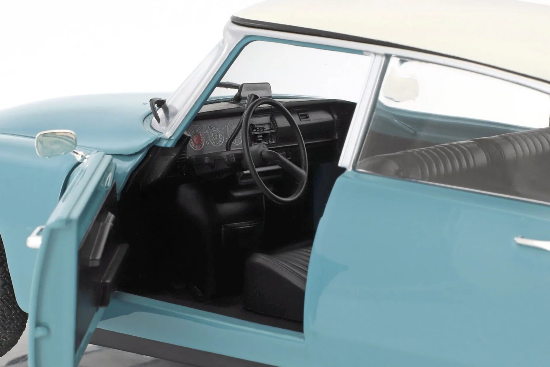 Citroen DS Special Baujahr 1972 hellblau / weiß 1:18 Solido