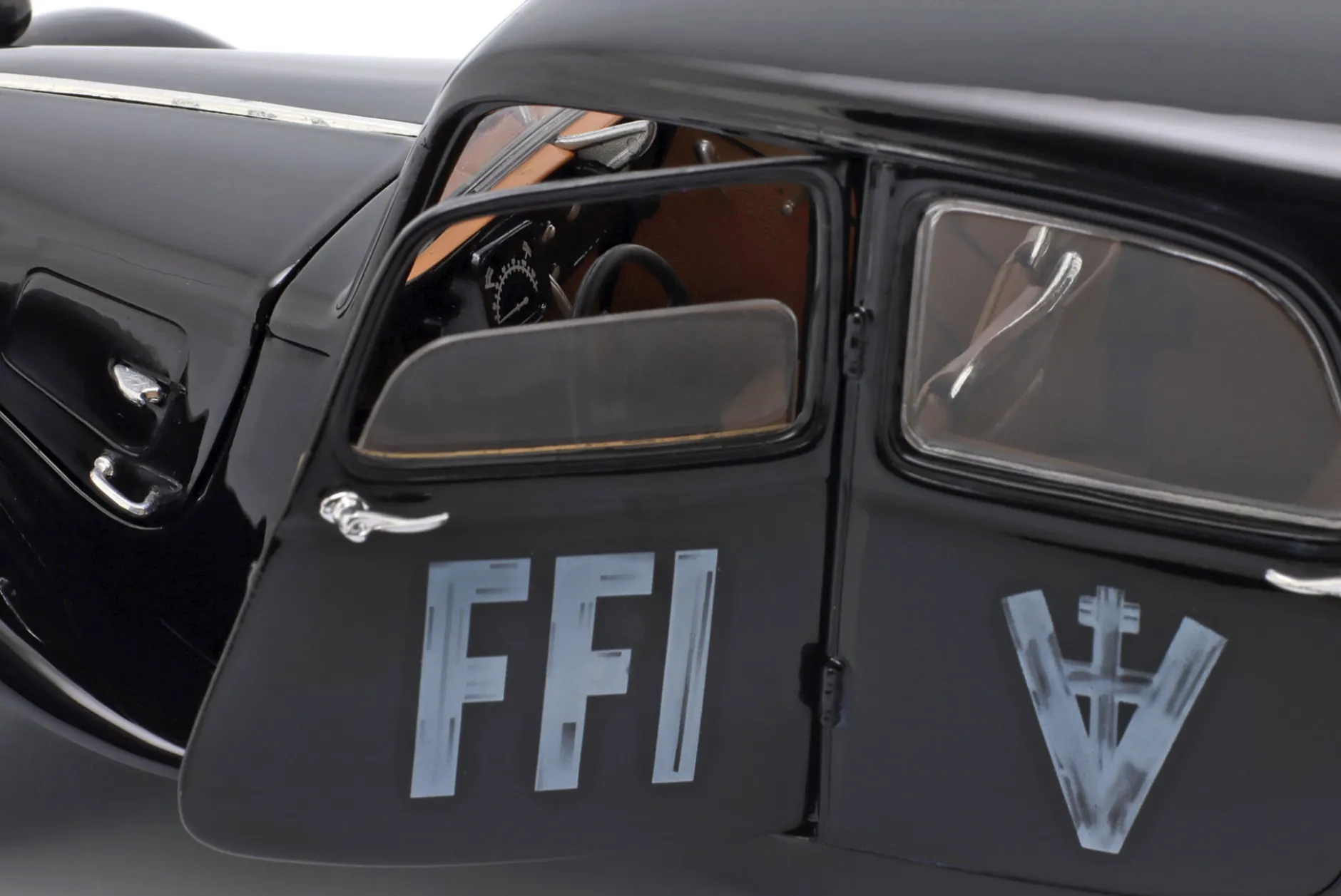 Citroen Traction 7 FFI 1944 schwarz 1:18 Solido