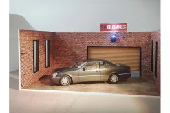 Diorama-Bausatz Backstein Garagen Set beiges Rolltor 1:18 Dioramatoys
