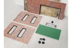 Diorama-Bausatz Backstein Garagen Set grünes Rolltor 1:18 Dioramatoys