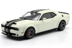 Dodge Challenger SRT Super Stock Baujahr 2023 weiß / karbon 1:18 AUTOart