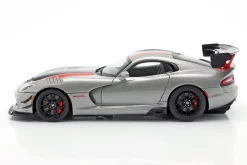 Dodge Viper ACR Baujahr 2017 billet silber metallic / schwarz / rot 1:18 AUTOart