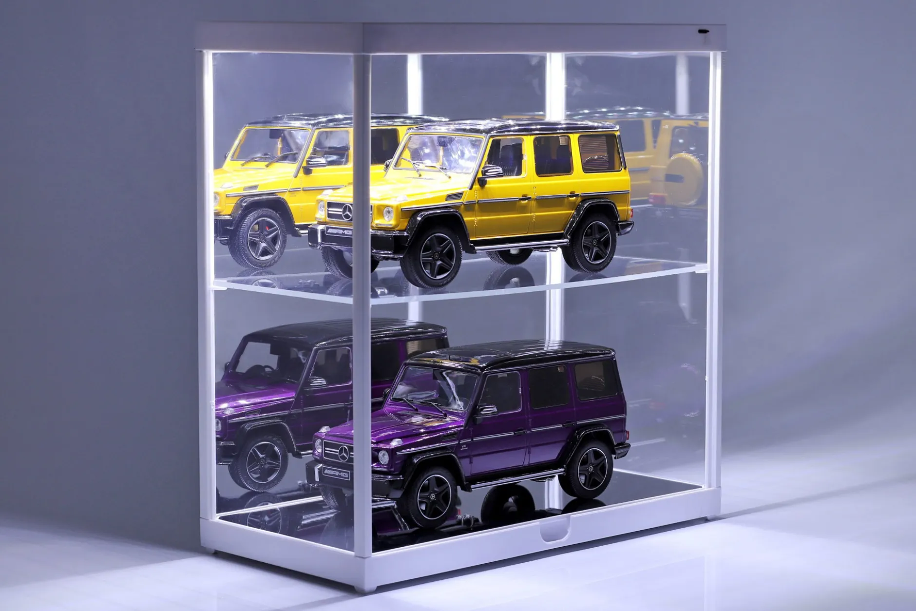 Doppelvitrine mit LED-Beleuchtung für Modellautos im Maßstab 1:18 weiß Triple9