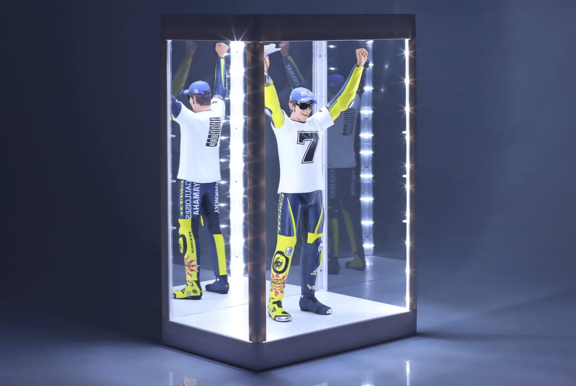 Einzelvitrine mit LED-Beleuchtung und Spiegel für Figuren Maßstab 1:6 weiß Triple9