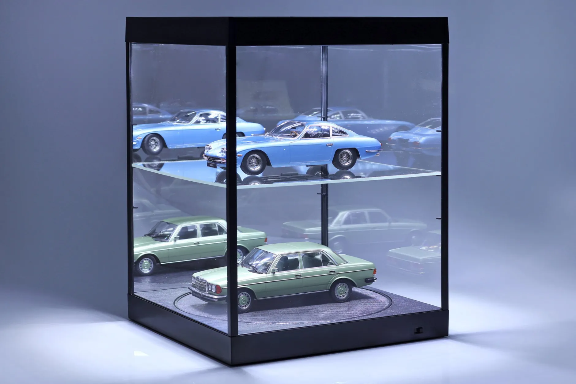 Einzelvitrine mit LED-Beleuchtung, Spiegel und Drehteller für Maßstab 1:18 schwarz Triple9