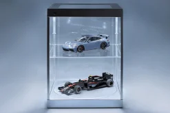 Einzelvitrine mit LED-Beleuchtung und Drehteller für Modellautos im Maßstab 1:18 silber Triple9