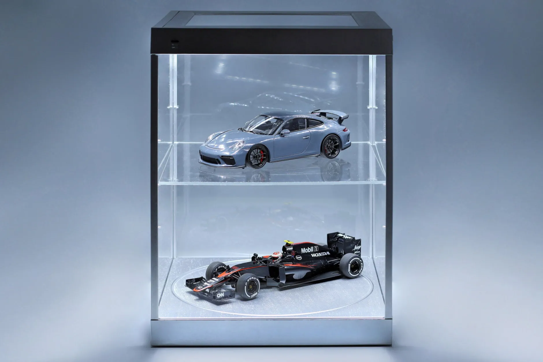 Einzelvitrine mit LED-Beleuchtung und Drehteller für Modellautos im Maßstab 1:18 silber Triple9