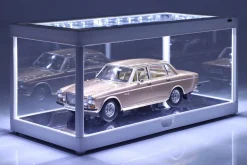 Einzelvitrine weiß mit LED-Beleuchtung für Maßstab 1:18 Triple9