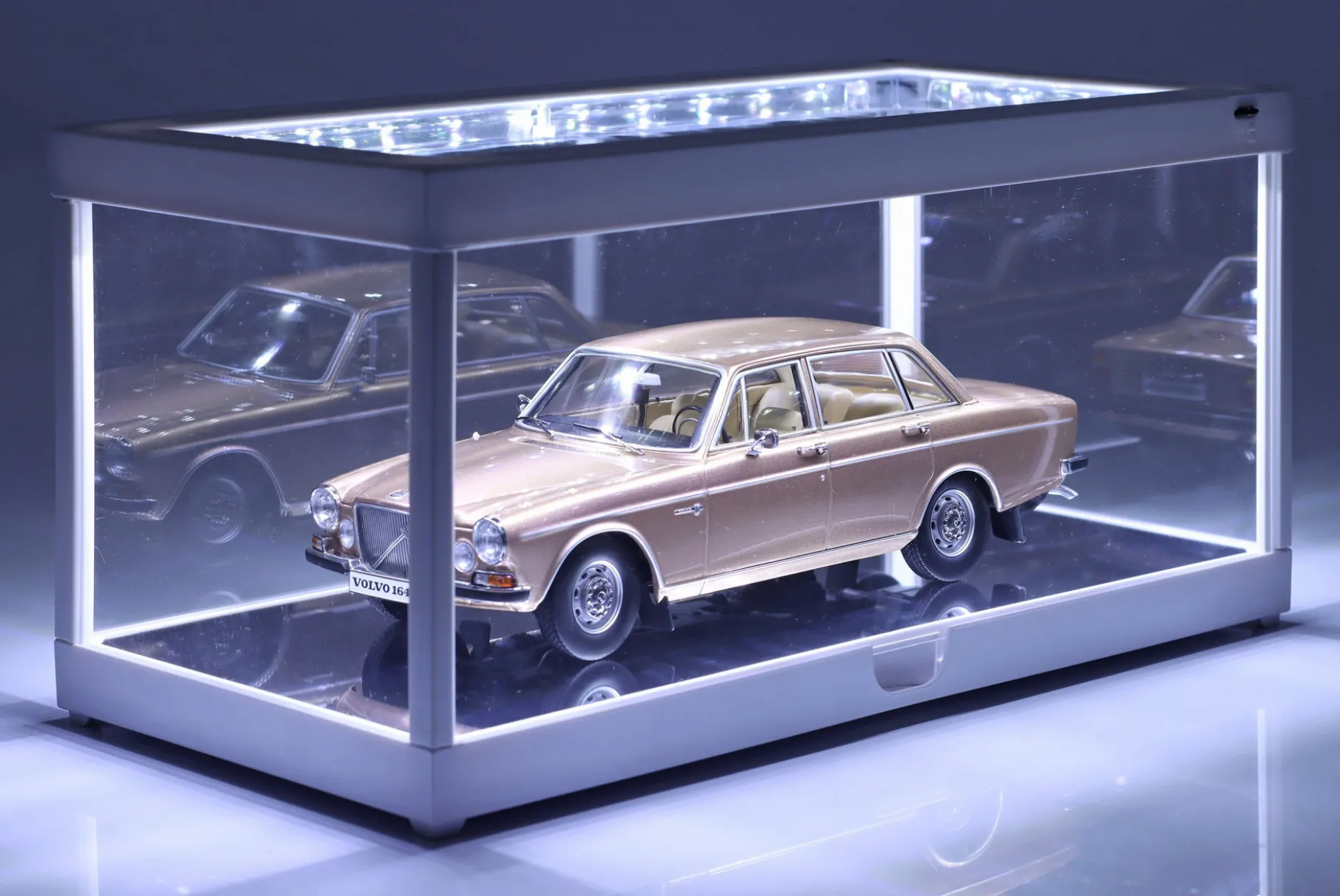 Einzelvitrine weiß mit LED-Beleuchtung für Maßstab 1:18 Triple9