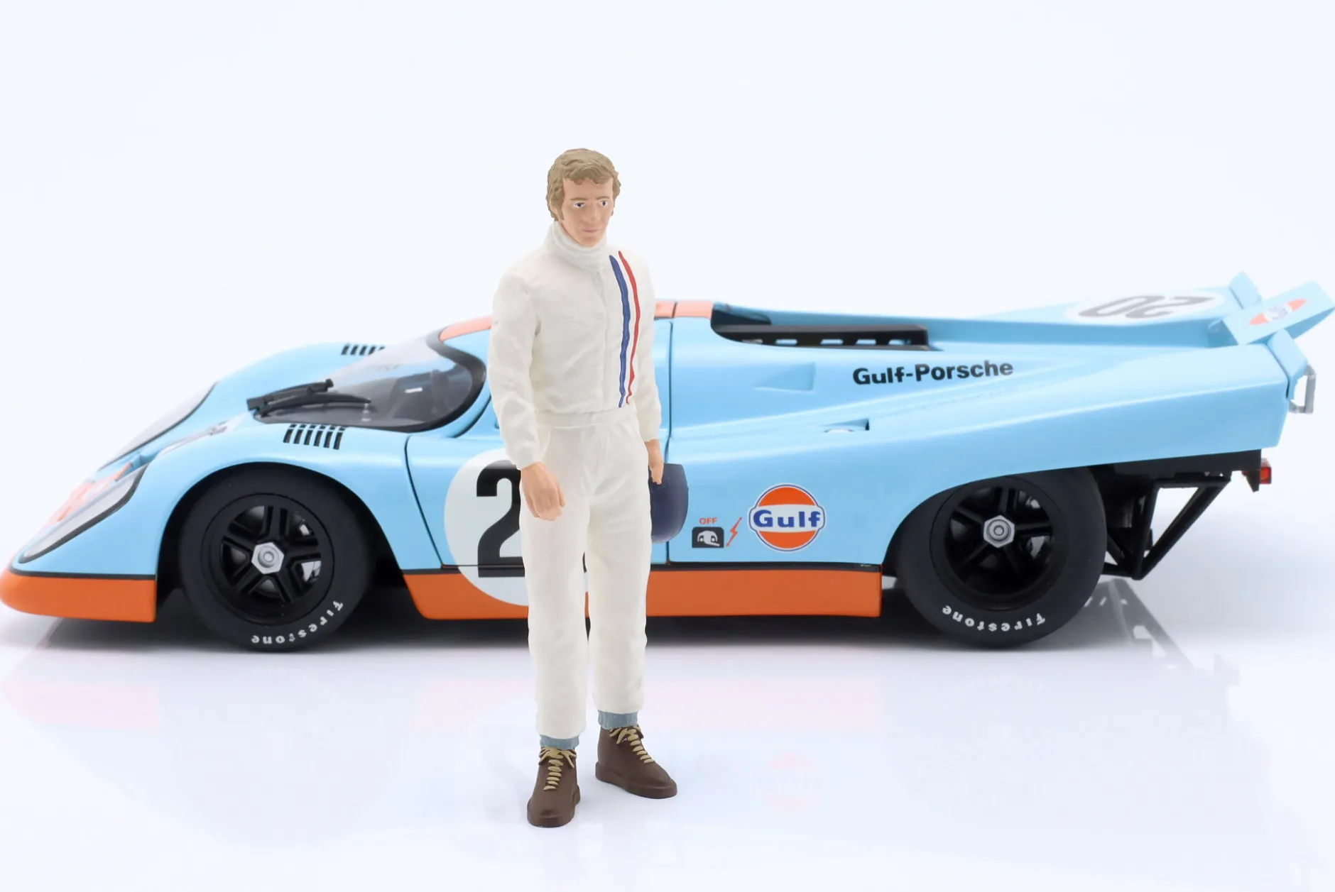 70er Jahre Rennfahrerfigur mit Helm in der Hand 1:18 FigurenManufaktur