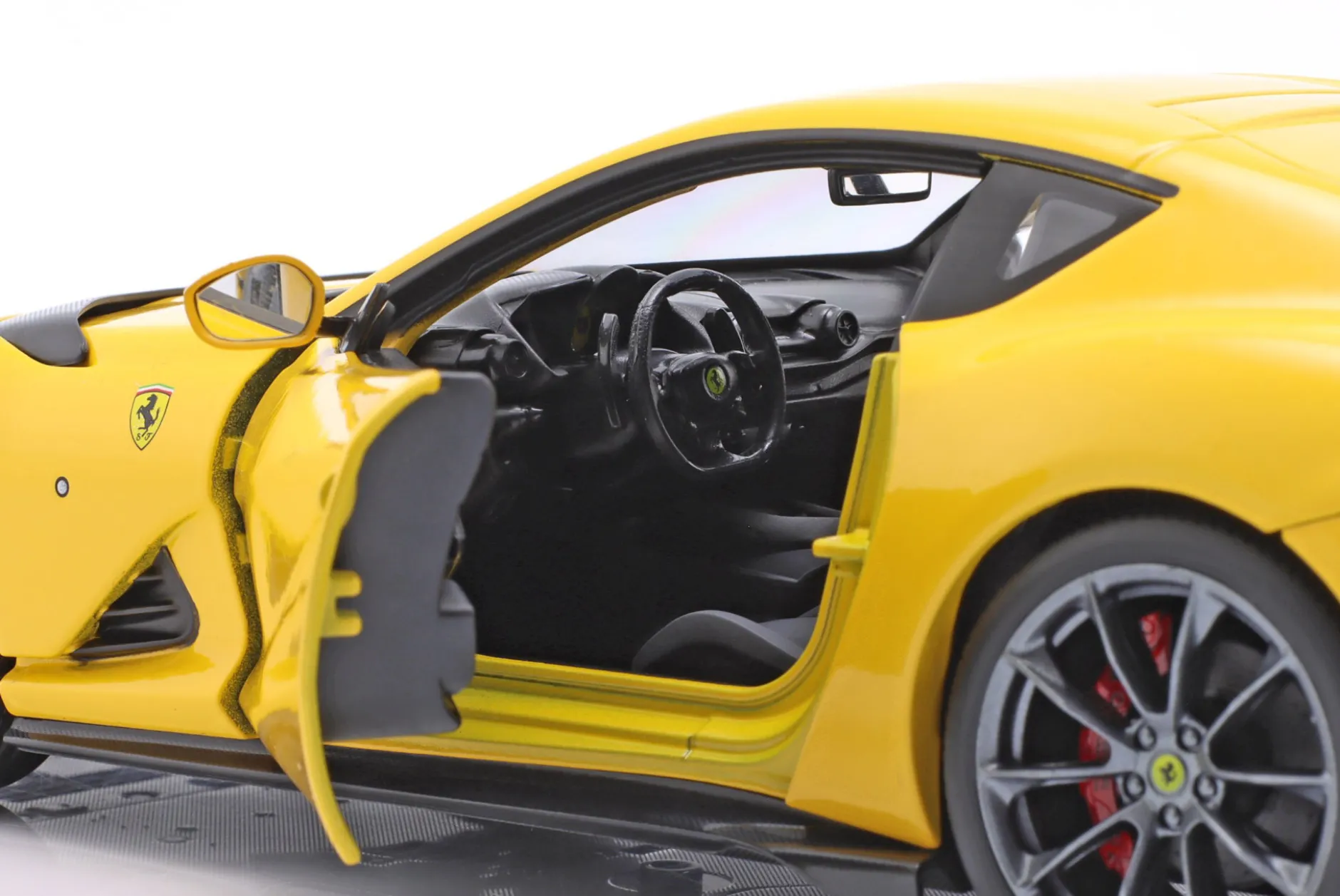 Ferrari 812 Competizione Baujahr 2021 gelb 1:18 Bburago