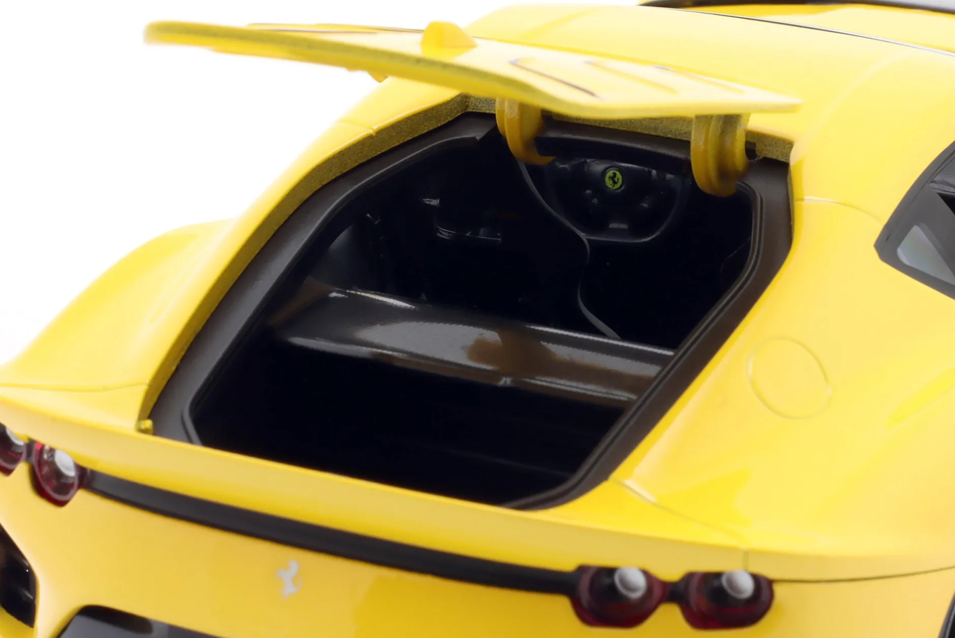 Ferrari 812 Competizione Baujahr 2021 gelb 1:18 Bburago