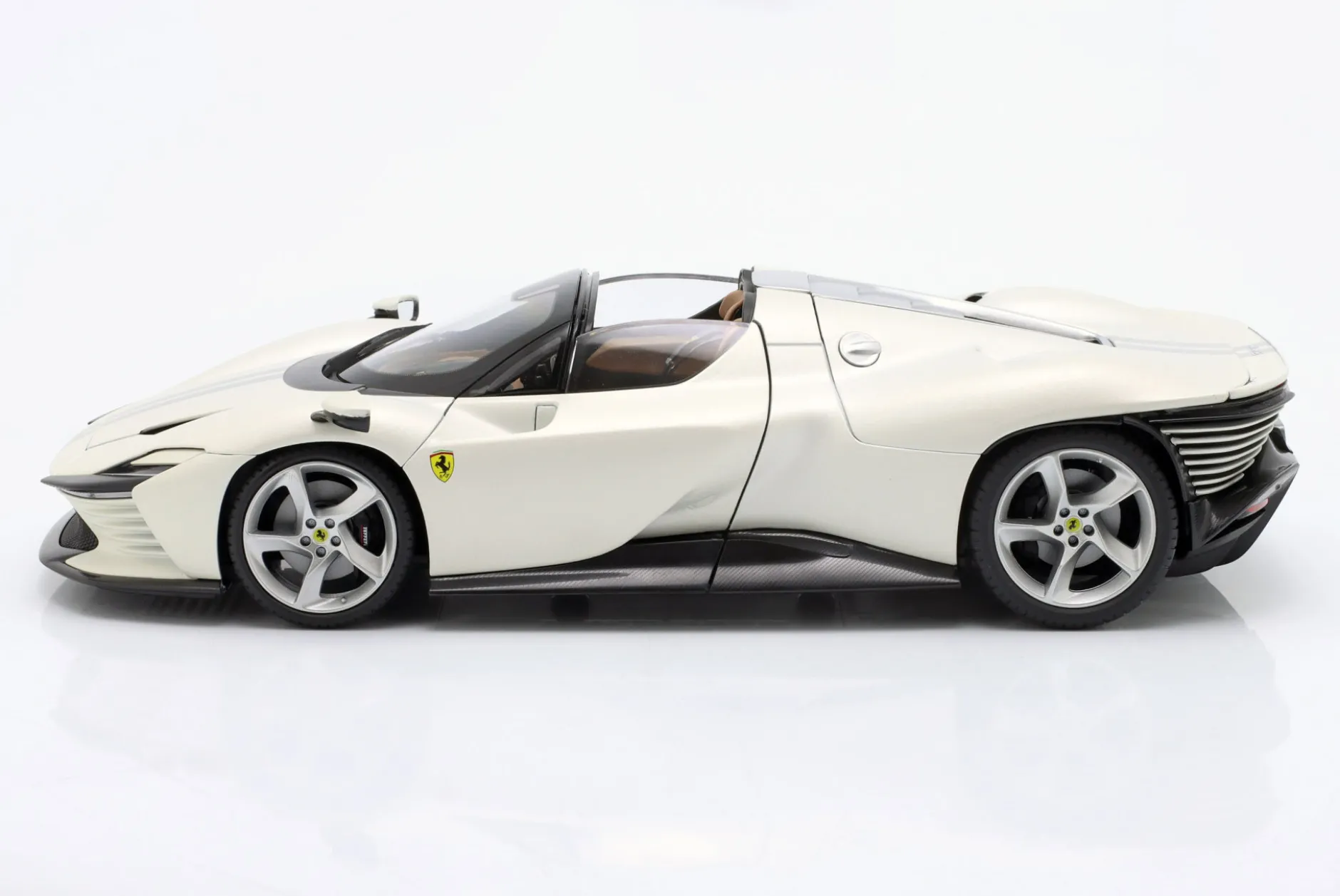 Ferrari Daytona SP3 Closed Top 2022 weiß 1:18 Bburago Signature