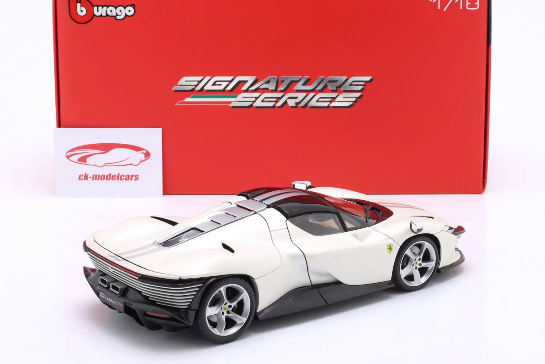 Ferrari Daytona SP3 Closed Top 2022 weiß 1:18 Bburago Signature