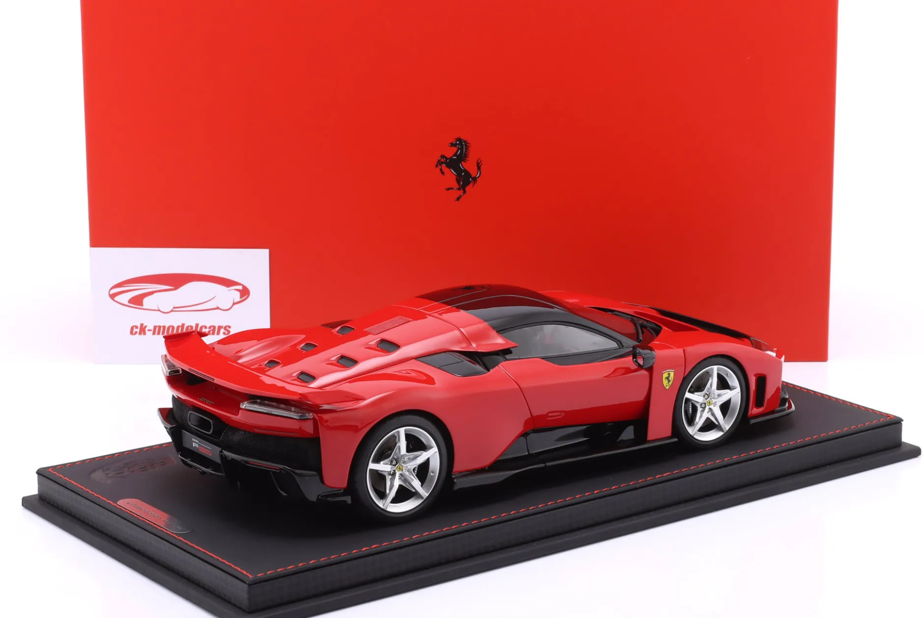 Ferrari F80 Baujahr 2024 corsa rot / silberne Felgen 1:18 BBR