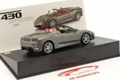 Ferrari F430 Spider Baujahr 2005 mit Vitrine grau metallic 1:43 Altaya