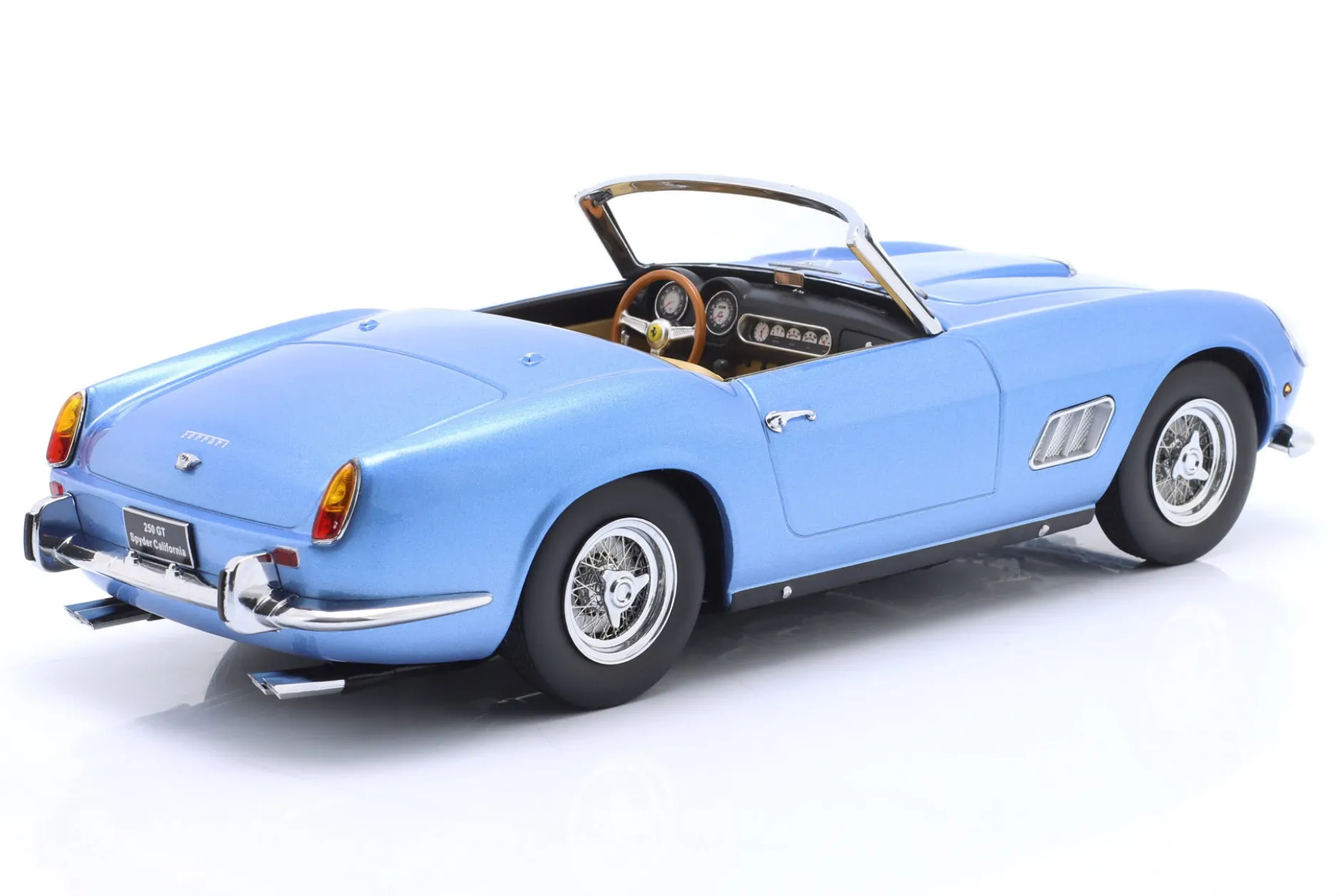 Ferrari 250 GT California Spyder Baujahr 1960 hellblau metallic 1:18 KK-Scale