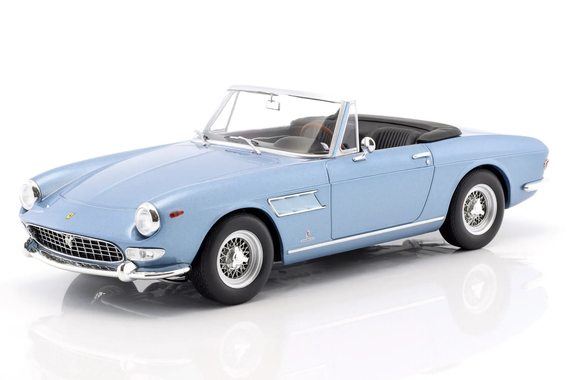 Ferrari 275 GTS Pininfarina Spyder mit Speichenfelgen 1964 hellblau metallic 1:18 KK-Scale