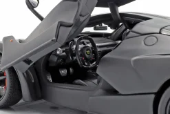 Ferrari LaFerrari Baujahr 2013 mattschwarz 1:18 Bburago Signature