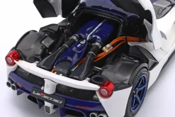 Ferrari LaFerrari Baujahr 2012 weiß / blau 1:18 BBR