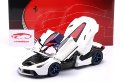 Ferrari LaFerrari Baujahr 2012 weiß / blau 1:18 BBR