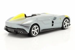 Ferrari Monza SP1 Baujahr 2019 silbergrau metallic / gelb 1:43 Bburago