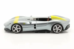 Ferrari Monza SP1 Baujahr 2019 silbergrau metallic / gelb 1:43 Bburago