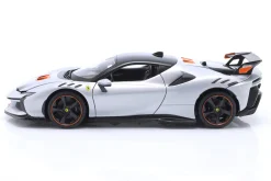 Ferrari SF90 XX Stradale Baujahr 2024 weiß metallic 1:18 Bburago