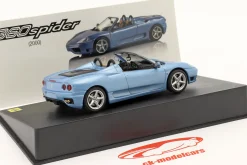 Ferrari 360 Spider Baujahr 2000 mit Vitrine hellblau metallic 1:43 Altaya