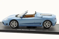 Ferrari 360 Spider Baujahr 2000 mit Vitrine hellblau metallic 1:43 Altaya