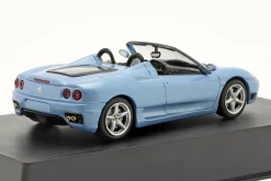 Ferrari 360 Spider Baujahr 2000 mit Vitrine hellblau metallic 1:43 Altaya