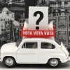 Fiat 600D Baujahr 1963 Italienisches Wahl Propaganda Fahrzeug weiß 1:43 Brumm