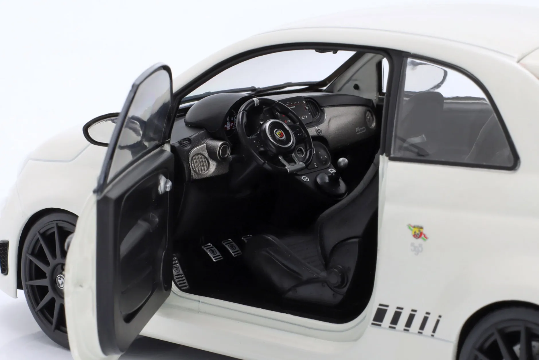Fiat F595 Abarth Baujahr 2022 weiß 1:18 Solido