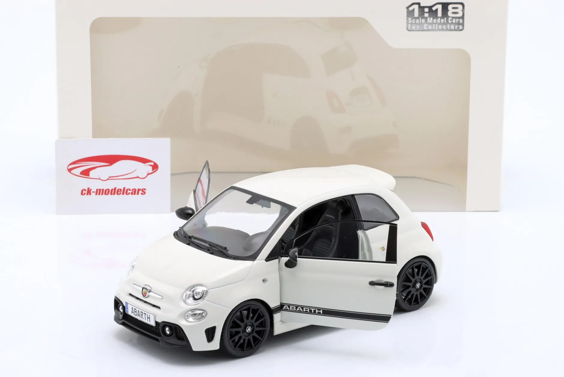 Fiat F595 Abarth Baujahr 2022 weiß 1:18 Solido