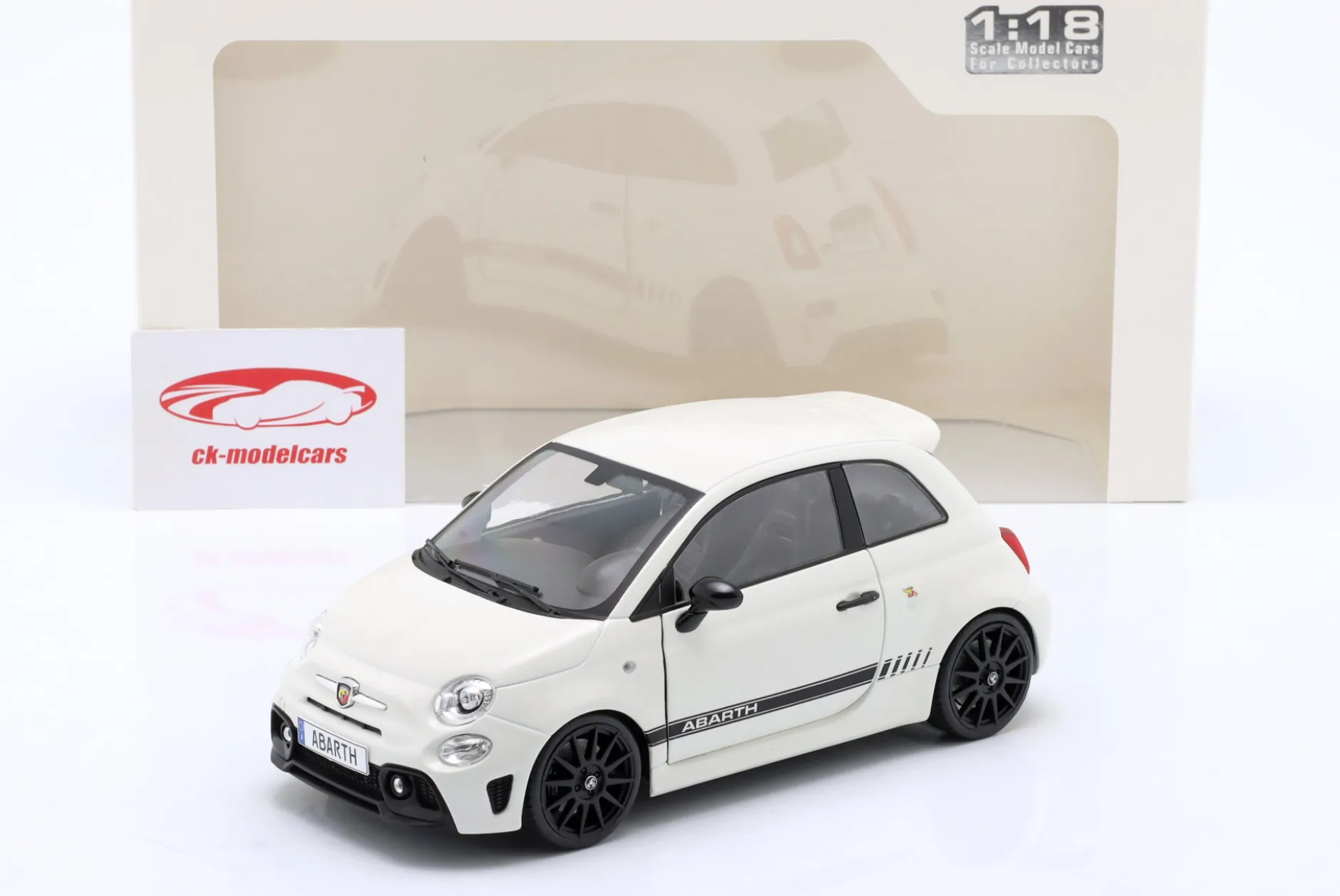 Fiat F595 Abarth Baujahr 2022 weiß 1:18 Solido