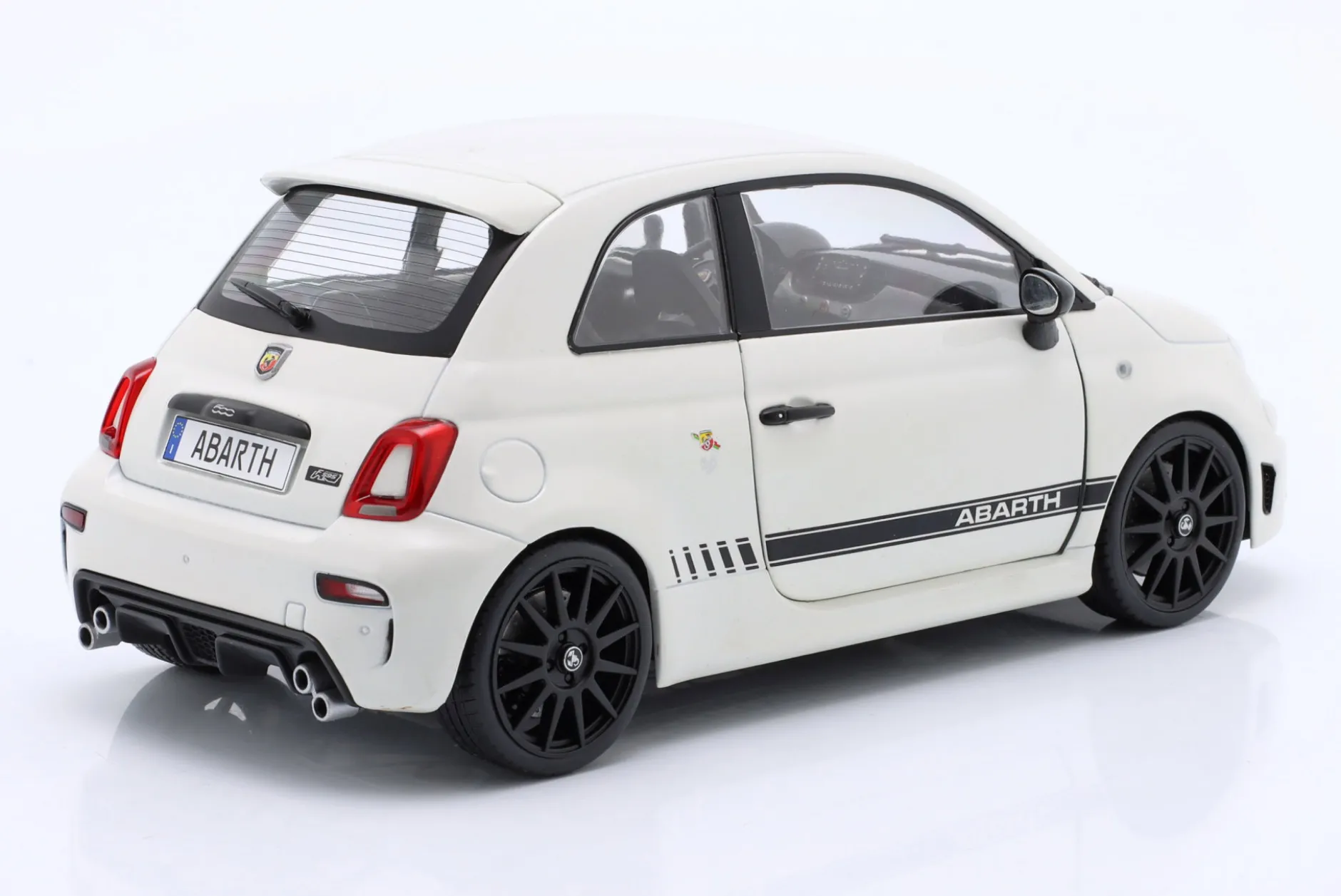 Fiat F595 Abarth Baujahr 2022 weiß 1:18 Solido