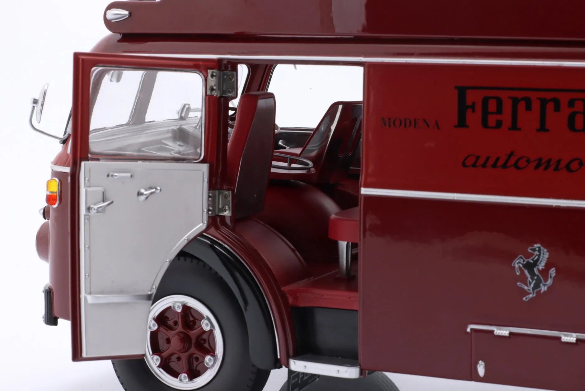 Fiat 642 RN2 Bartoletti Ferrari Renntransporter dunkelrot 1:18 CMR