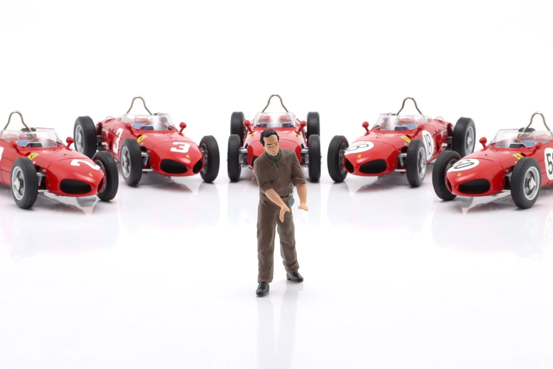 Figur Mechaniker mit braunem Overall schiebt 1:18 FigurenManufaktur
