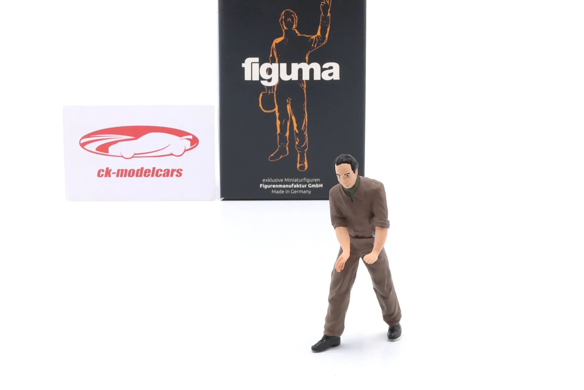 Figur Mechaniker mit braunem Overall schiebt 1:18 FigurenManufaktur